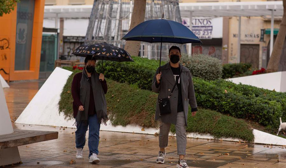 Dos personas se protegen de las lluvia en Málaga (Agencia EFE).